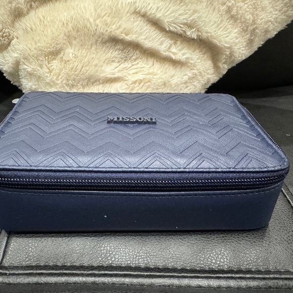 BRAND NEW, NEVER BEEN OPENED MISSONI AMENITY KIT - Picture 4 of 7